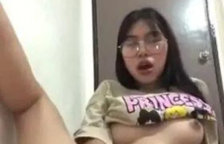 คลิปหลุดวัยรุ่นสาวเงี่ยนนอนเกี่ยวหีฟินๆ