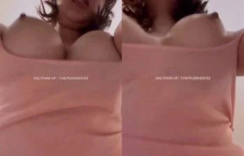 Onlyfans ngngam สาวหื่นหุ่นเซ็กซี่ยกเสื้อสีชมพูโชว์นมใหญ่บีบหัวนม