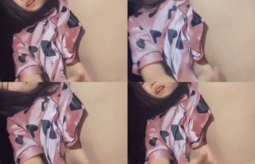 วัยรุ่นชุดนอนชมพูโดนจับขาพับยัดหีขนดกรูดเร็วครางลั่น