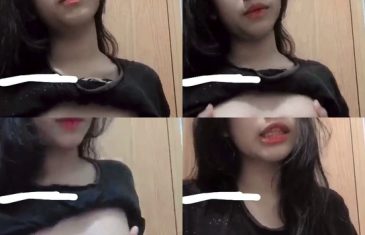 วัยรุ่นผมสั้นยกเสื้อดำโชวนมโตบีบเล่นหัวนม