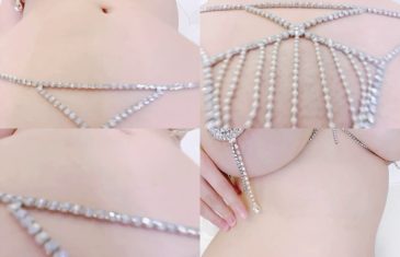 สาวนักเรียนตัวเล็กน่ารักแก้ผ้ายืนเสียว